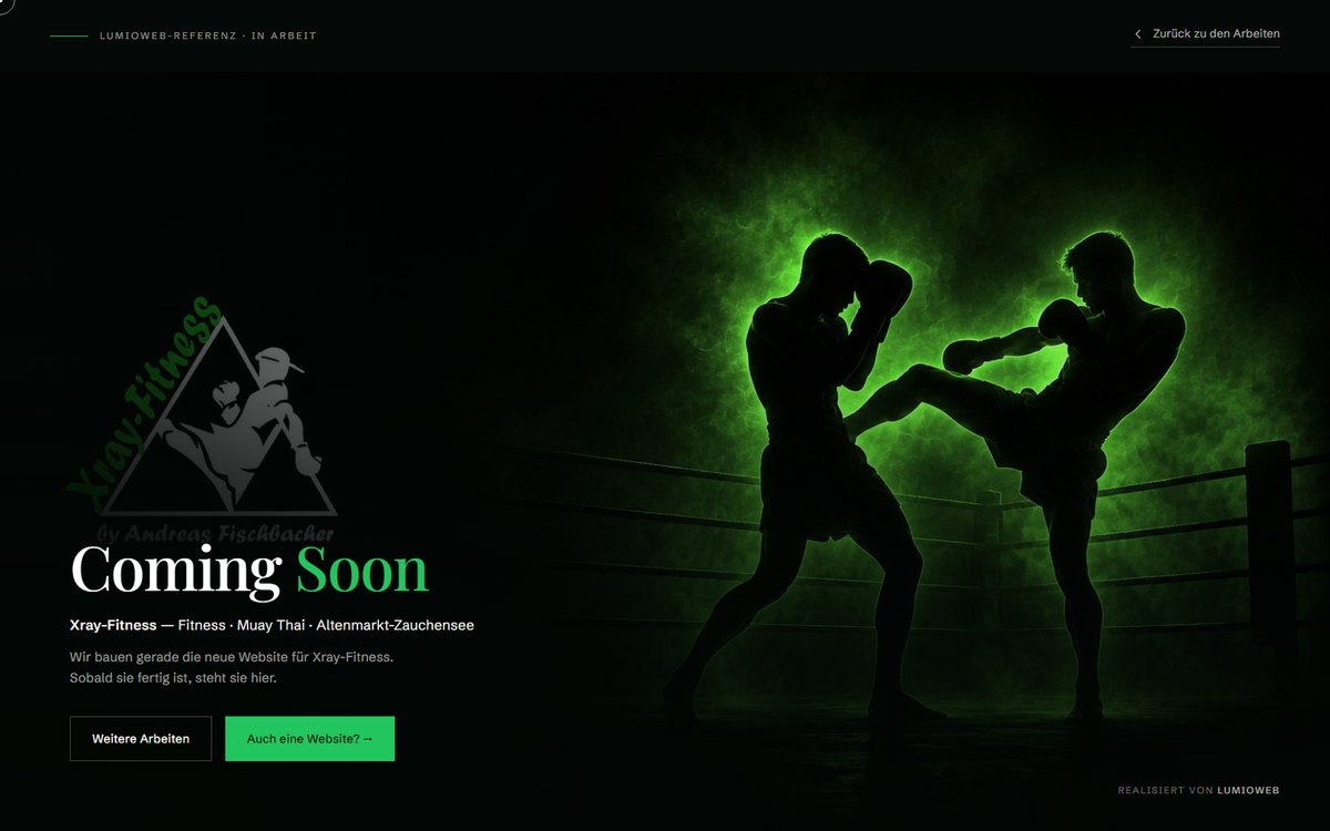 Xray-Fitness — Coming-Soon-Seite mit Muay-Thai-Kämpfern in Grün